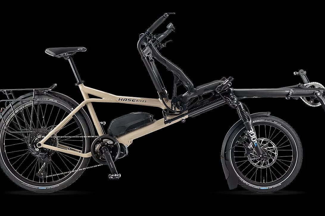 Freisteller des Tandems Pino von Hase Bikes, das sich für den Transport von größeren Kindern und Erwachsenen eignet.